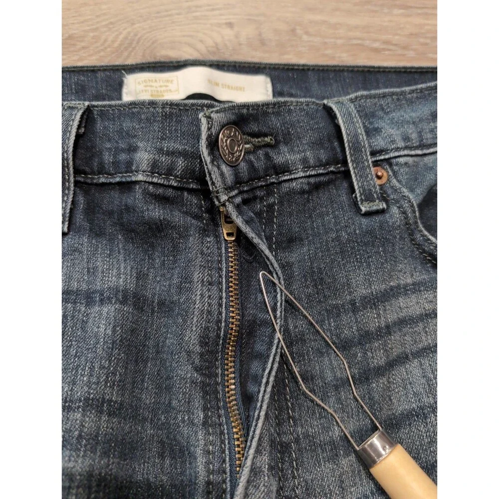 SIGNATURE LEVI STRAUSS BLUE DENIM JEANS SLIM STRAIGHT STRETCH MENS SZ 34X29 EUC